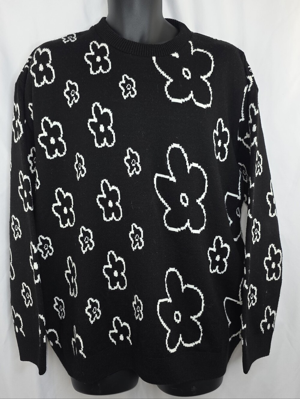 Boohooman Men’s Crewneck Sweater Size Medium Flowers Black White 3811